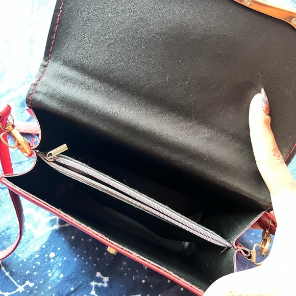 ✨Host Pick!✨Red & Gold Heart Locket / Clasp Shoulder Purse - Picture 3 of 5